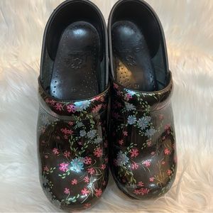 Dansko Floral Design Leather Clogs Size 39  Women's Size US 8.5-9 Nursing Dental